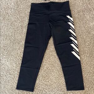 Onzie Venice Capri Arrows Leggings XS
Black and white NWT